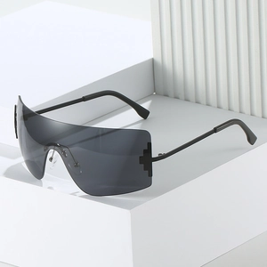 Lunettes de soleil bouclier Y2K sans monture avec verres gris et croix métalliques