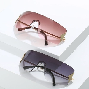Lunettes de soleil Y2K sans monture avec verres dégradés et accents métalliques dorés