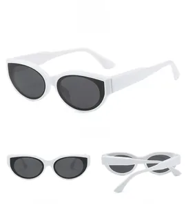 Présentation en trois vues de lunettes de soleil vintage œil-de-chat blanches et verres UV