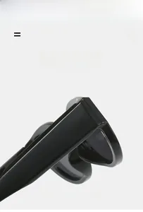 Détail de la charnière des lunettes œil de chat montrant la monture légère et souple