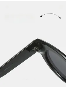 Détail du gros plan sur la charnière métallique durable et la monture noire des lunettes chat
