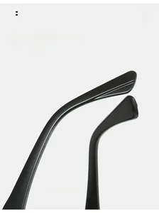 Gros plan des embouts de branches incurvés sur des lunettes de soleil œil-de-chat noires