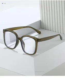 Dettaglio degli occhiali tondi TR90 verde oliva con rivetti metallici su base in pietra