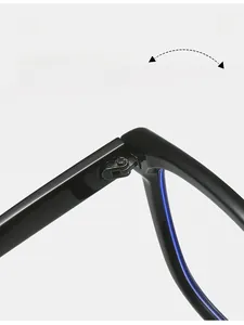Dettaglio macro della cerniera in metallo sulla montura per occhiali tonda TR90 nera