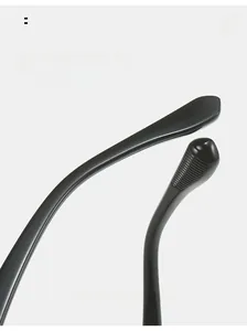 Dettaglio delle aste ergonomiche TR90 nero lucido con trama antiscivolo per occhiali