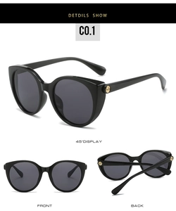 Vues détaillées des lunettes de soleil œil-de-chat noires avec logo métallique doré sur la branche