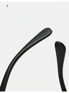 Vue détaillée des branches noires incurvées de lunettes de soleil œil-de-chat confortables