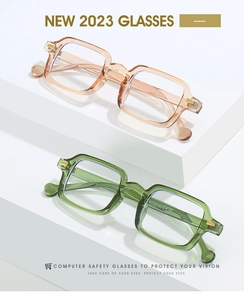 Vue détaillée de lunettes roses et vert olive sur des marches blanches épurées