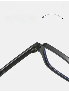 Détail macro d'une charnière de lunettes noires avec marquages de certification internes