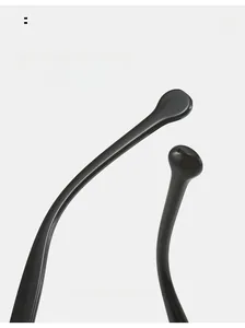 Détail des branches de lunettes incurvées avec embouts ergonomiques en noir brillant poli