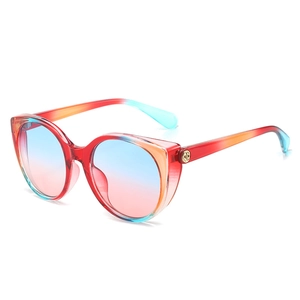 Lunettes de soleil œil-de-chat avec monture dégradée rouge orange bleu et verres teintés chic
