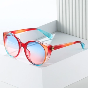 Lunettes de soleil œil-de-chat surdimensionnées avec monture dégradée colorée sur bloc blanc
