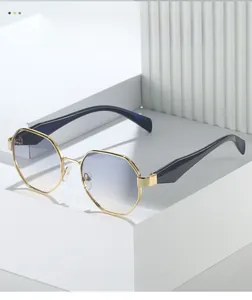 Vue latérale détaillée des lunettes de soleil polygonales dorées à verres dégradés