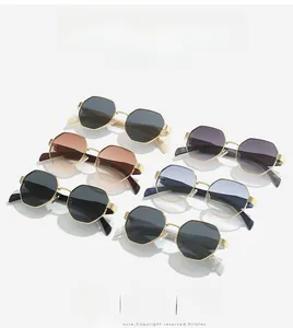 Détails présentant les diverses couleurs de lunettes de soleil polygonales dorées