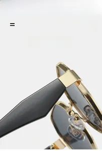 Vue détaillée des charnières en métal doré et plaquettes de nez sur lunettes vintage
