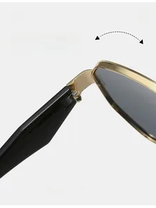 Détail de la charnière en métal doré sur lunettes de soleil avec branche noire