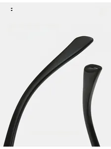 Détail des branches noires courbées sur des lunettes de soleil polygonales ergonomiques