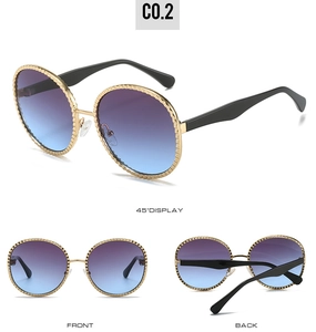 Détails de lunettes ovales avec monture dorée texturée et verres dégradés violet-bleu