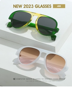 Dettaglio degli occhiali da sole aviator eleganti con lenti sfumate e montature moderne