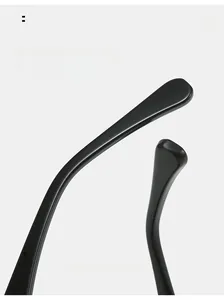Détail des branches incurvées ergonomiques sur lunettes de soleil ovales noir brillant