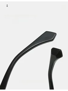 Dettaglio delle stanghette ergonomiche curve in nero lucido per occhiali da sole comodi