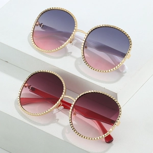 Lunettes de soleil ovales dégradées avec montures en métal doré gravé élégant