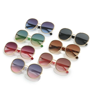 Collection de lunettes de soleil rondes rétro en métal avec bordure perlée en sept couleurs