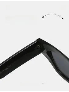 Dettaglio della cerniera metallica e certificazione CE UV400 sugli occhiali da sole cat-eye