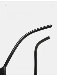 Dettaglio delle stanghette ergonomiche nere lucide degli occhiali per un comfort elevato