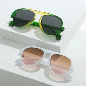 Occhiali da sole aviator moderni con montature sfumate verdi e bianco opaco di tendenza