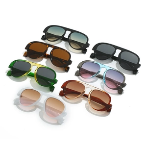 Set di occhiali da sole aviator alla moda in vari colori con montature retrò quadrate