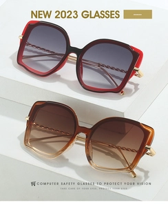Detail einer Katzenaugen-Sonnenbrille mit gedrehten Metallbügeln auf Steinstufen