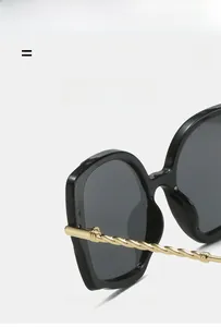 Detail der Cat-Eye-Sonnenbrille mit goldenen Metallbügeln und hoher Elastizität