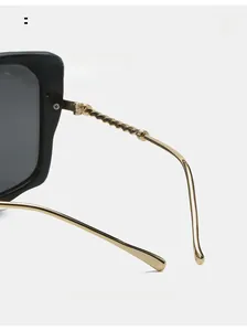 Detail der goldenen Spiral-Metallbügel und gebogenen Enden der Cat-Eye-Sonnenbrille