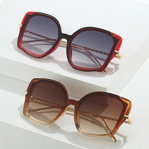 Katzenaugen-Sonnenbrille mit gedrehten Metallbügeln und modischen Verlaufsgläsern