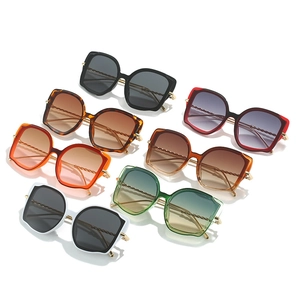 Cat-Eye-Sonnenbrille mit gedrehten Metallbügeln in mehreren Farben auf weißem Grund