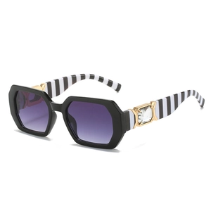 Chic polygon sunglasses with black frames, purple gradient lenses and rhinestone temples