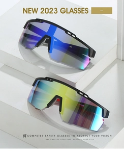 Detail der Sport-Sonnenbrille mit bunten Verlaufsgläsern auf weißen Geometrie-Stufen