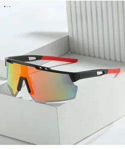 Details einer Sport-Sonnenbrille mit rot-schwarzem Rahmen und bunten Gläsern