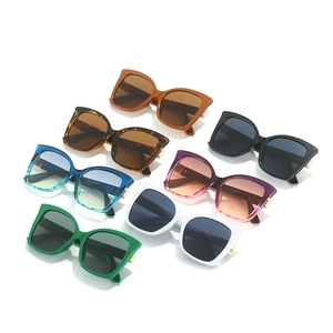 Chic cat-eye sunglasses collection in multiple colors for a vintage street style look