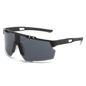 Matte schwarze Sport-Sonnenbrille mit weiten grauen Gläsern für Radfahren und Outdoor