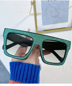 Detailopname van de vierkante groene glitter zonnebril met officiële CE-kwaliteitsmerk