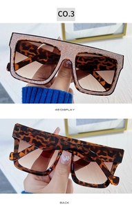 Gedetailleerde weergaven van vierkante zonnebrillen met luipaardprint en zilveren glitters