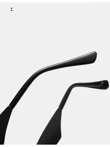 Détail des branches de lunettes noires courbées avec un design profilé pour plus de confort