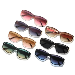 Lunettes de soleil oversize tendance avec verres dégradés et décorations métalliques chic