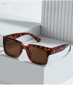 Details der quadratischen Schildpatt-Sonnenbrille mit braunen Gläsern auf weißem Display