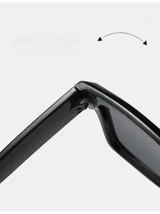 Detail der schwarzen quadratischen Sonnenbrille mit verstärkten Metallscharnieren zum Falten