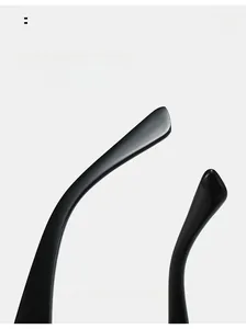 Makroaufnahme der ergonomischen schwarzen Brillenbügel der quadratischen Sonnenbrille