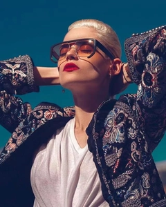 Retro oversized aviator sunglasses with brown gradient lenses and black gold frame detail