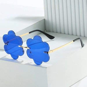 Frameless flower-shaped sunglasses with blue gradient lenses and gold metal temples